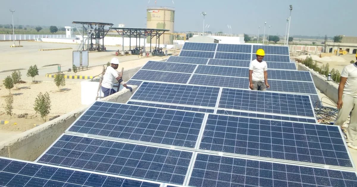 Technicians installing rooftop solar panels in India — study of 333 solar installer websites on Tamil Nadu's Unified Solar Rooftop Portal by Redpulse Software